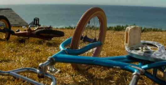 fear-the-walking-dead-we-all-fall-down-bikes